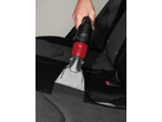 Aspiratorul cu spălare PARKSIDE PERFORMANCE 1250 W curăță un scaun auto.