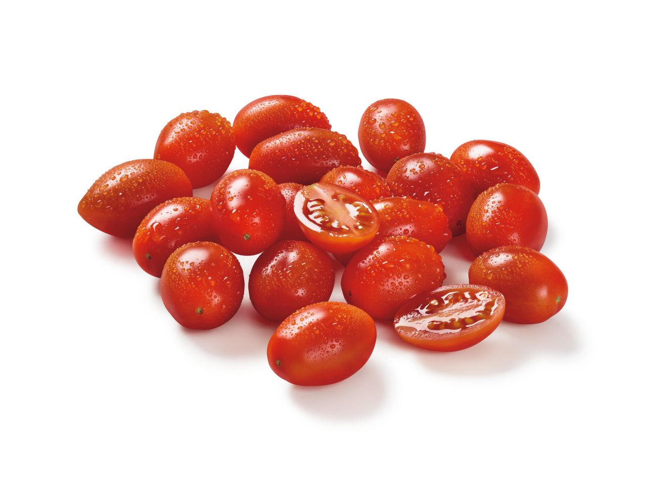 Hrpa svježih, crvenih cherry rajčica s kapljicama vode, neke su prepolovljene.