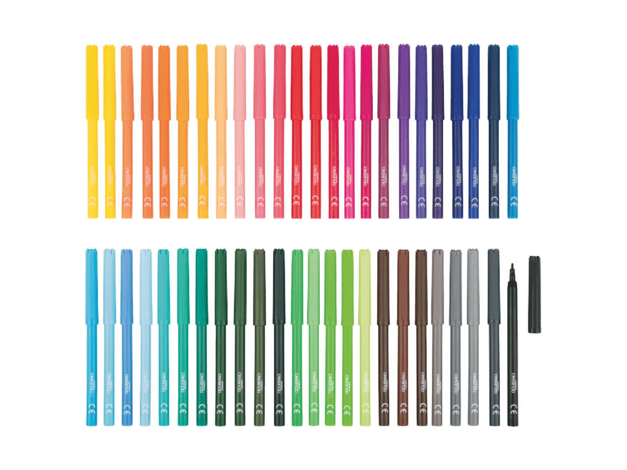 Dvi eilės spalvotų flomasterių, išdėliotų pagal spalvų paletę, su užrašu „CE“.