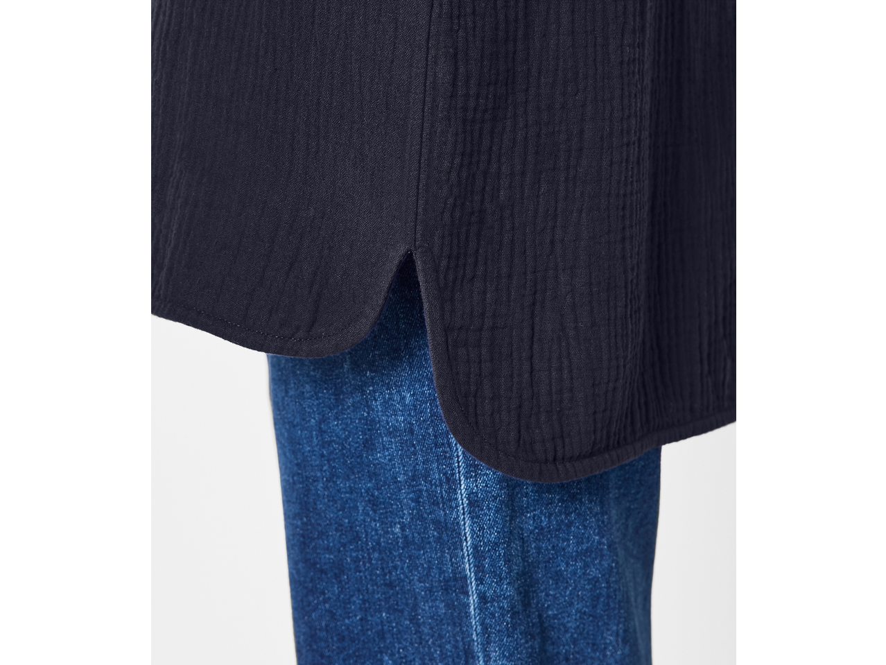 Γυναικείο πουκάμισο μουσελίνας ESMARA σε σκούρο χρώμα, φορεμένο πάνω από μπλε τζιν.