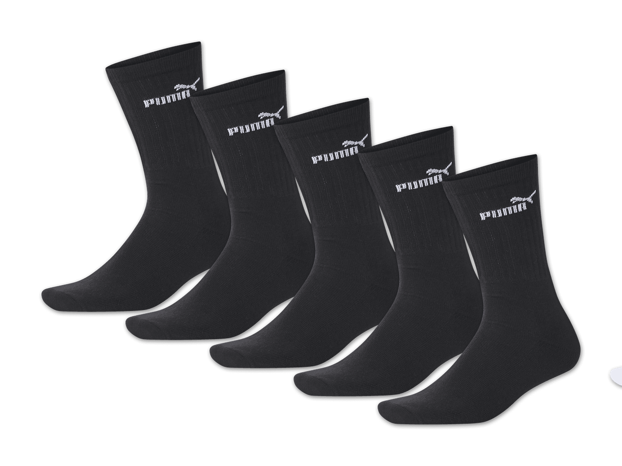 Fünf Paar schwarze Socken mit weißem Logo, schräg von links nach rechts aufgereiht.