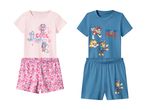 To sæt pyjamas til børn: en lyserød med blomsterprint og en blå med tegneseriehunde.