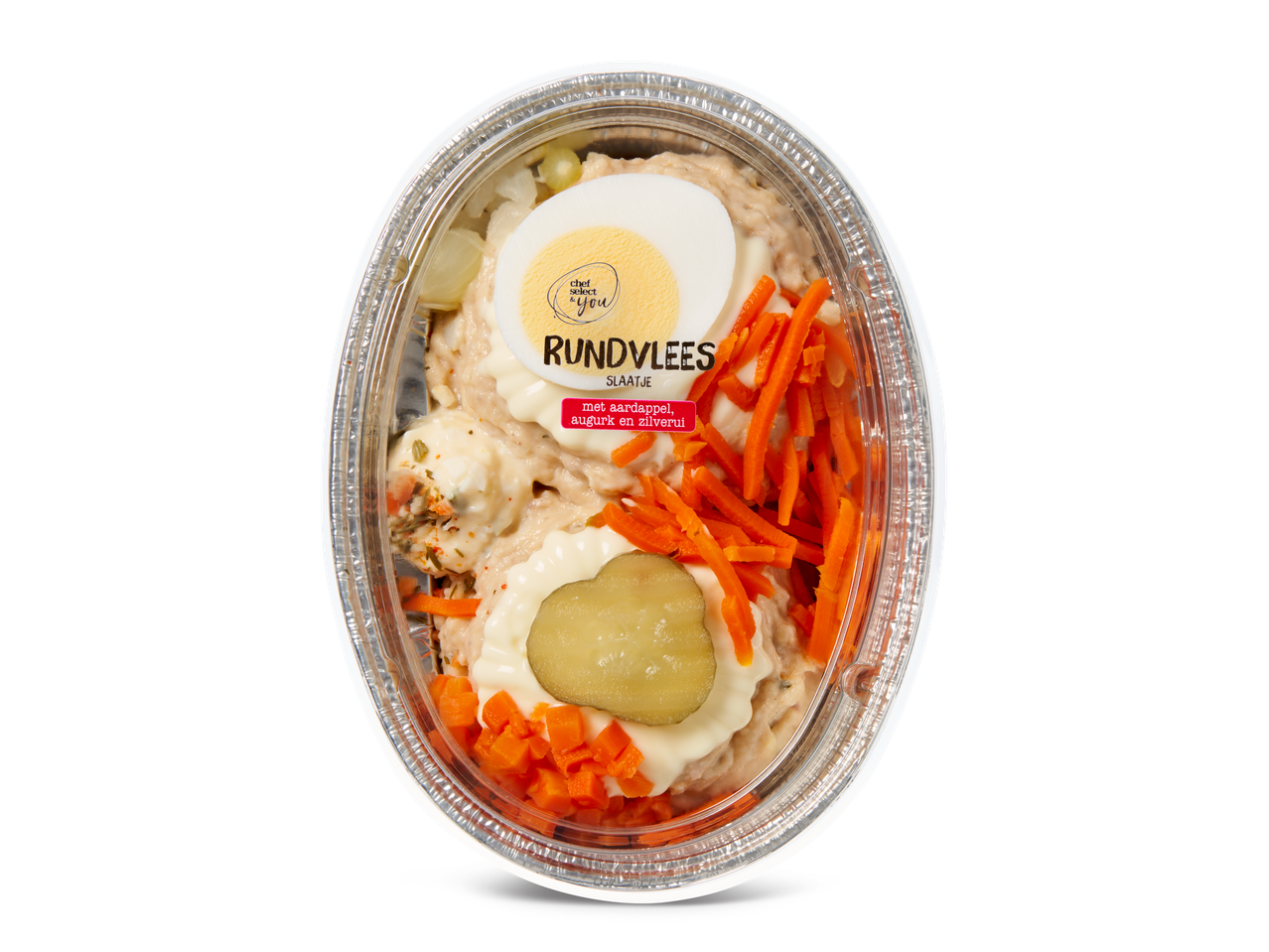 Rundvleessalade met aardappel, augurk en zilverui, gegarneerd met ei en wortel.