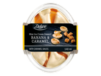 'Deluxe' miniatiūrinis ledo deserto puodelyje su bananais ir karamelės padažu.