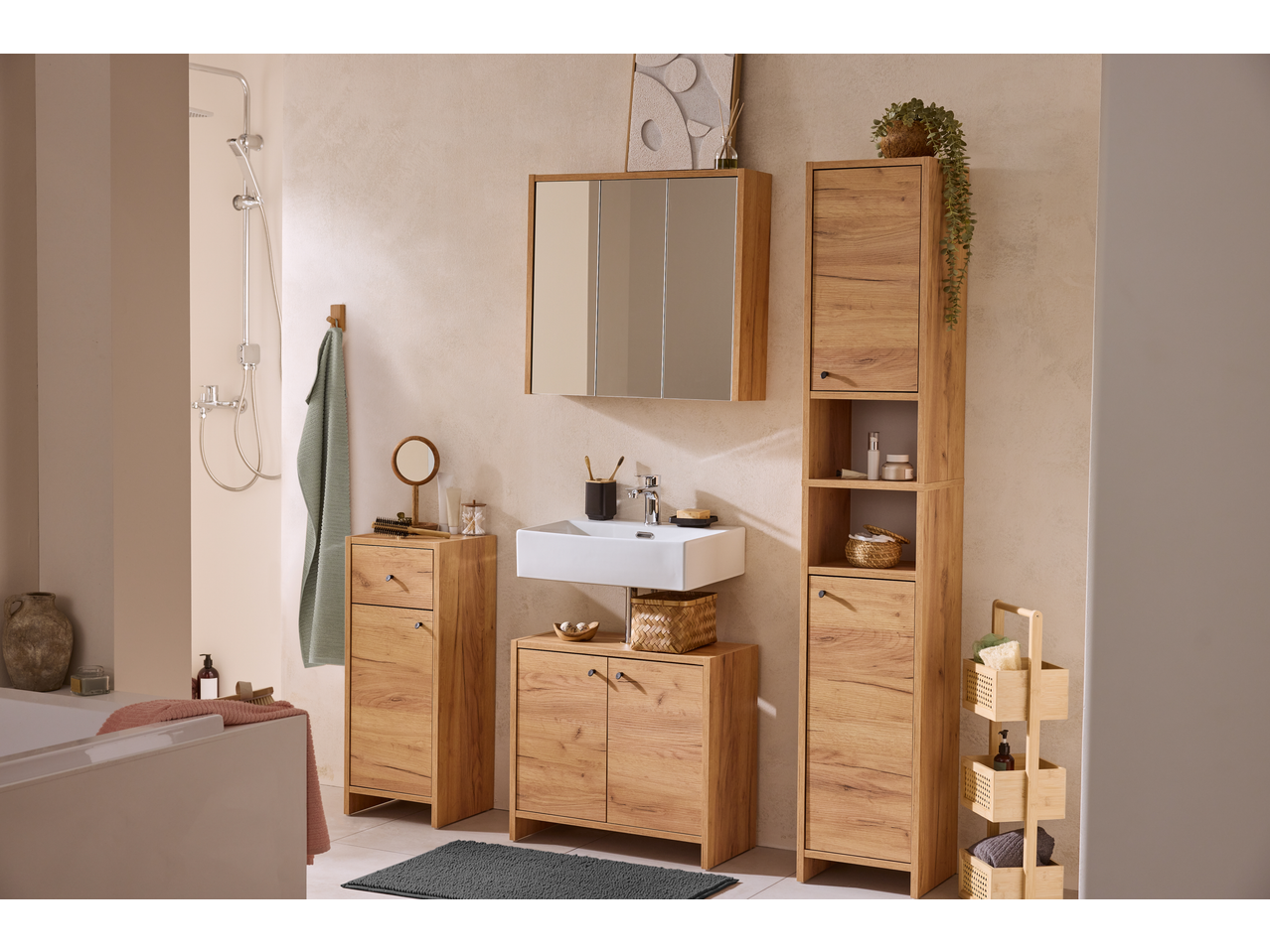 Mobilier de baie LIVARNO din lemn deschis cu chiuvetă, oglindă și duș.