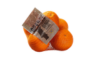 Laranjas numa rede com etiqueta de papel castanho.