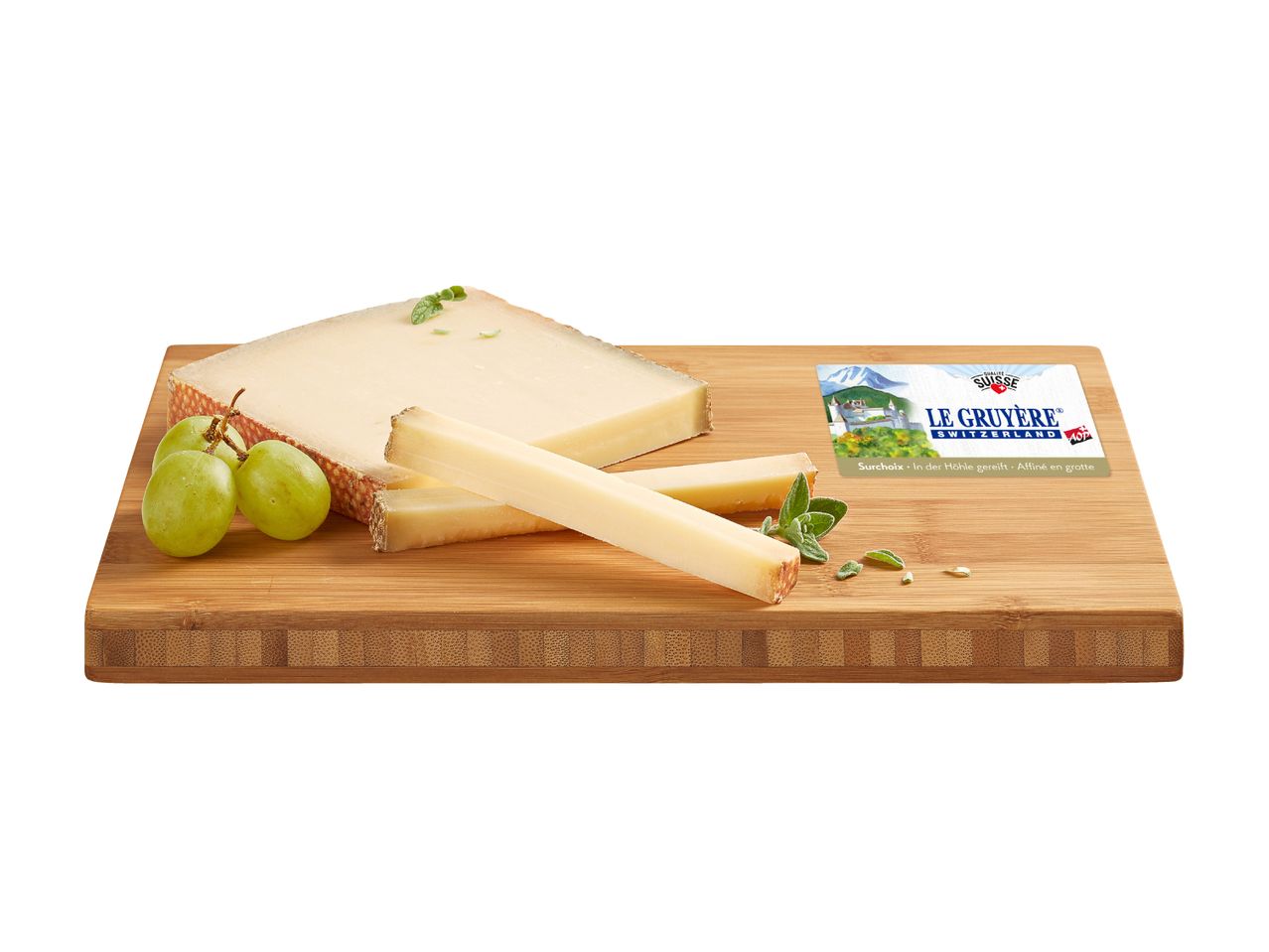 Le Gruyère Käse und Käsestifte auf einem Holzbrett.