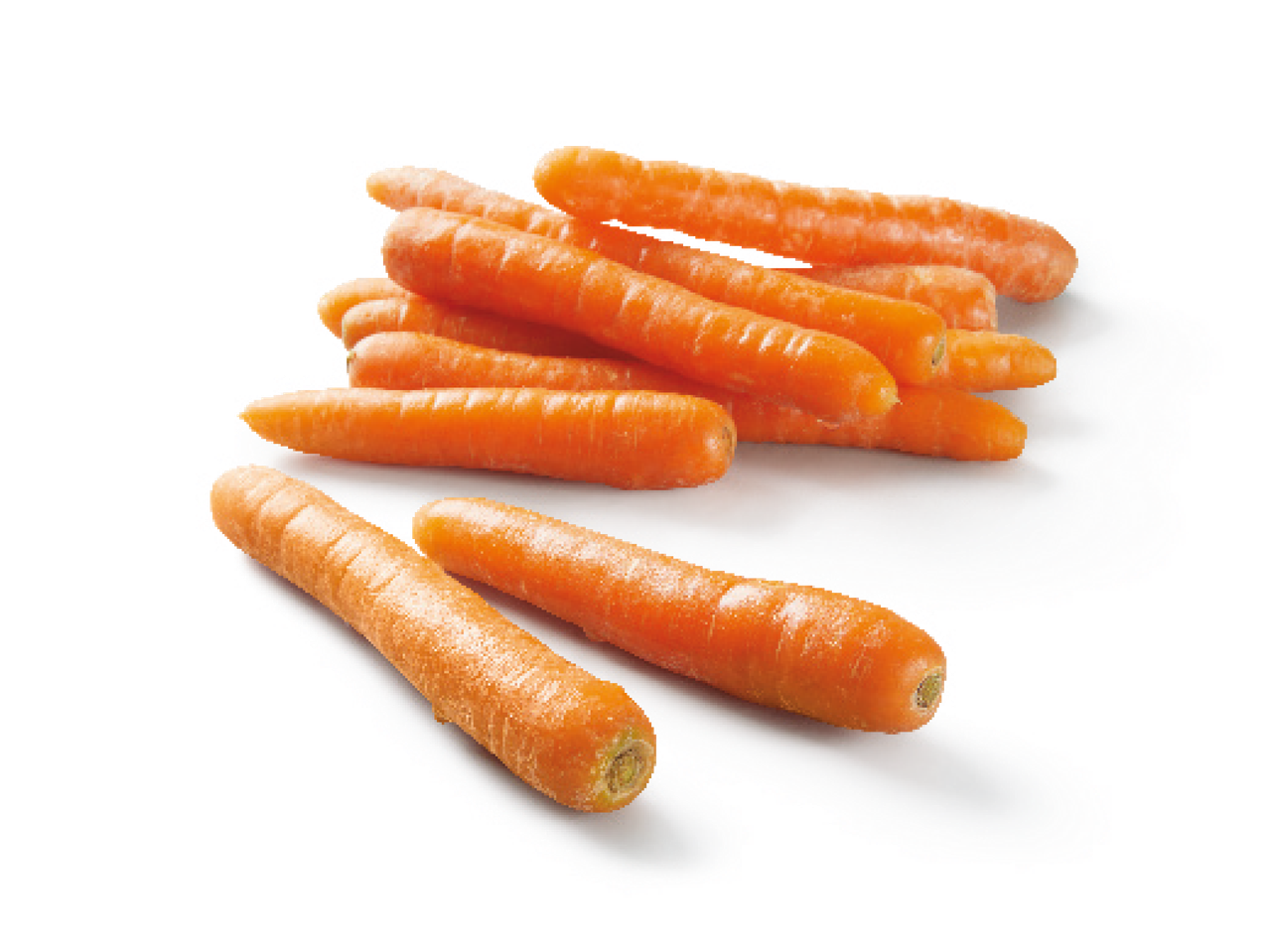 Hrpa svježih, narančastih mrkvi na bijeloj podlozi.