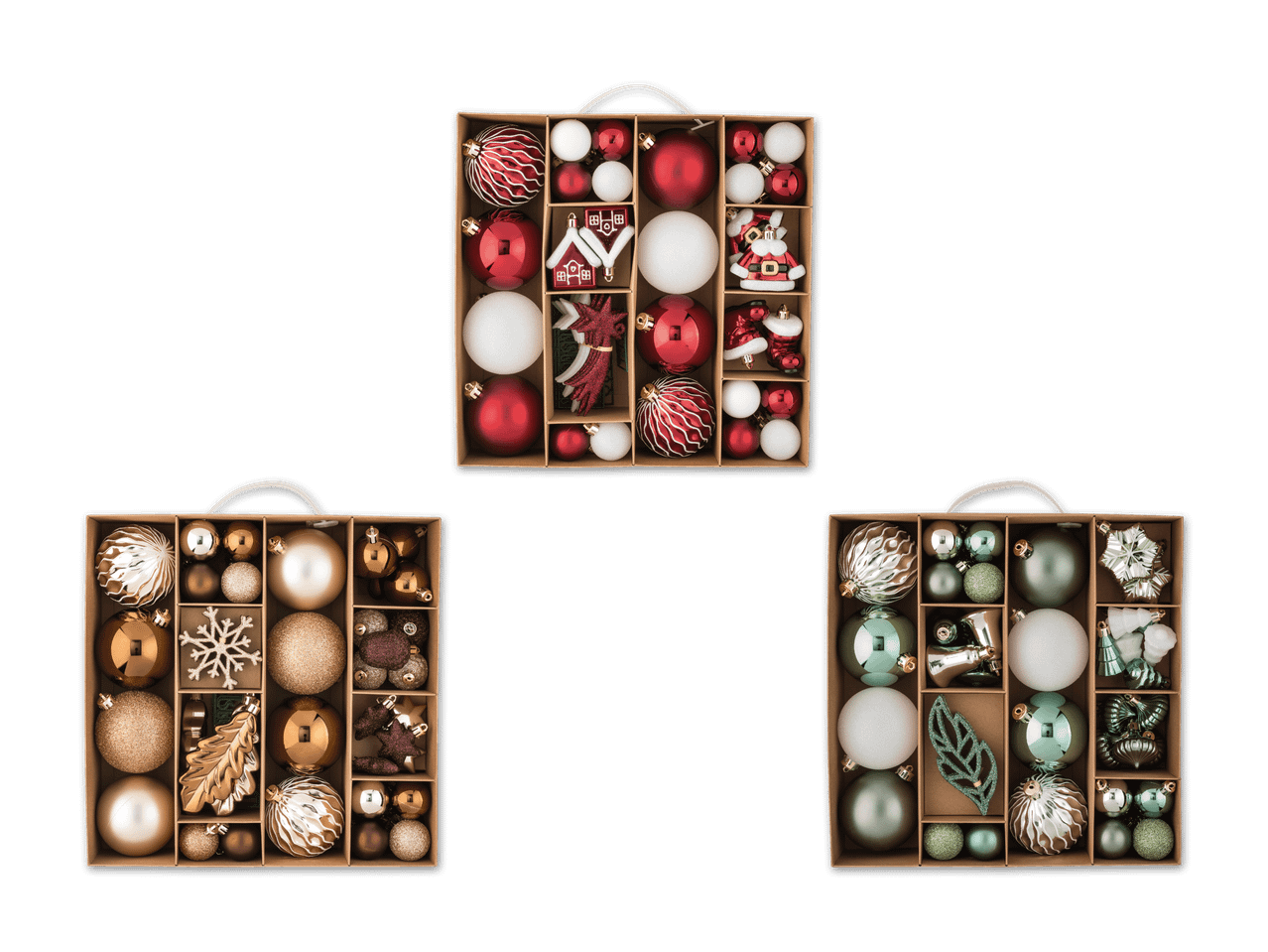 Drei Kartons mit Weihnachtskugeln in Rot, Gold und Grün