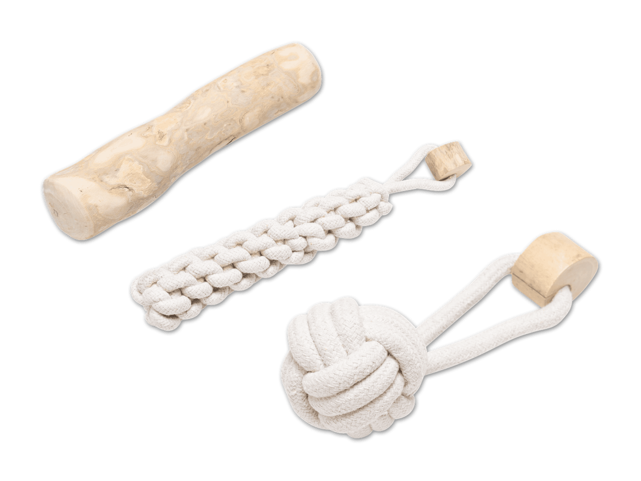 Drei Hundespielzeuge: ein Holzknochen, ein geflochtenes Seil und ein Seil mit Holzknoten.