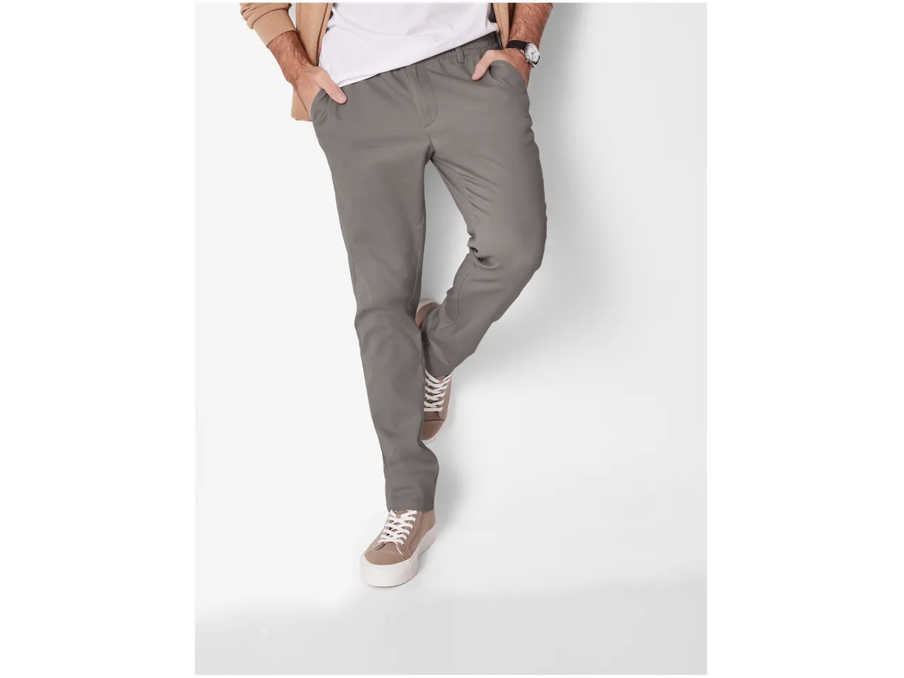 Muške sive chino pantalone sa bež patikama.