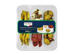 Antipasti mediterranei: en bakke med syltede peberfrugter, fetaost, oliven og soltørrede tomater.