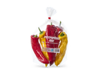 Een zak met rode en gele puntpaprika's, met een etiket met de tekst 'Puntpaprika mix van Hollandse bodem' en gewichtsinformatie.