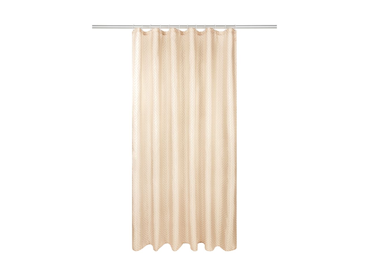 En beige badeforhæng med et geometrisk mønster hængende på en sølvstang.