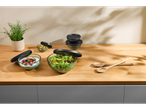 SILVERCREST® Ultrazone Airfryer: Tigelas com salada, iogurte e azeitonas numa mesa de madeira.