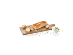 Sveže isečen hleb na drvenoj dasci, sa puterom i peršunom.