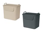 To plastikopbevaringskasser med låg og håndtag i beige og mørkegrå.