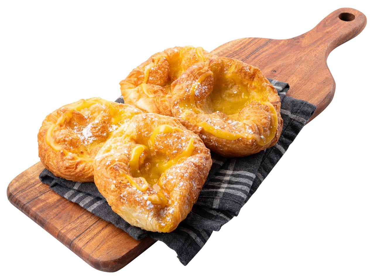 Tre citronkakor på en träbricka.