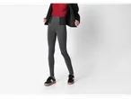 Femeie într-un top roșu, jachetă neagră și Esmara Shaping-Jeggings cu adidași negri