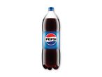 En stor flaske cola med en blå etiket og et rødt, hvidt og blåt logo.