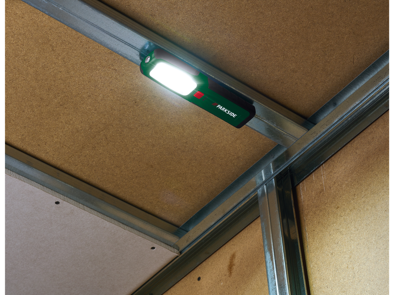 Λάμπα εργασίας PARKSIDE στερεωμένη σε μεταλλική κατασκευή οροφής από μοριοσανίδες.