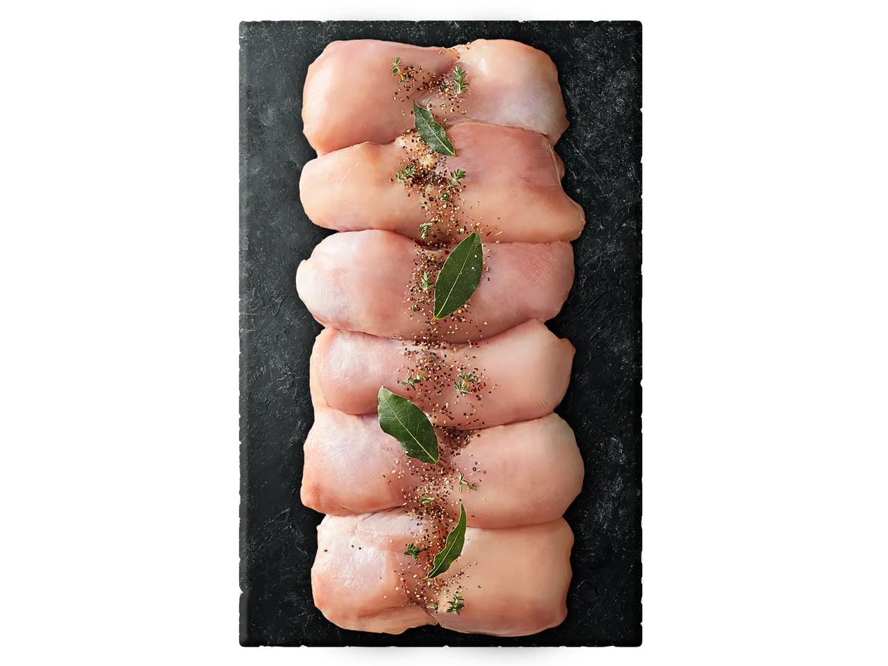 Ant juodo akmens pagrindo išdėliotos aštuonios vištienos krūtinėlės, pagardintos prieskoniais ir lauro lapais.