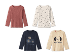 Vier Langarmshirts für Kinder: zwei gerippte Shirts (eines rosa, eines cremefarben mit Blumenmuster) und zwei bedruckte Shirts (eines dunkelblau mit Traktor, eines beige mit Hund).