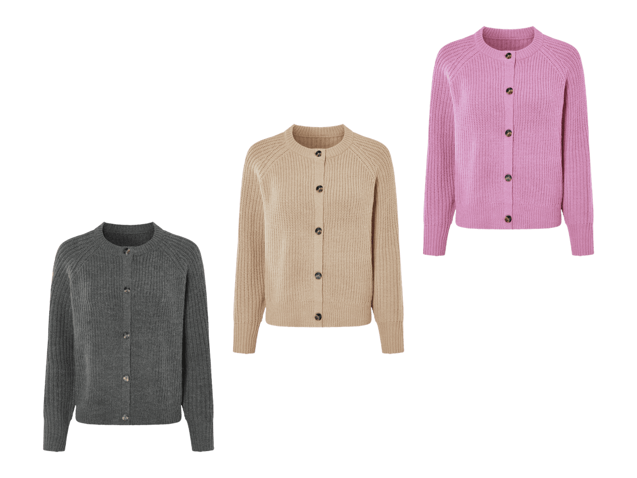 Kolme neuletakkia: harmaa, beige ja vaaleanpunainen, mustalla taustalla.