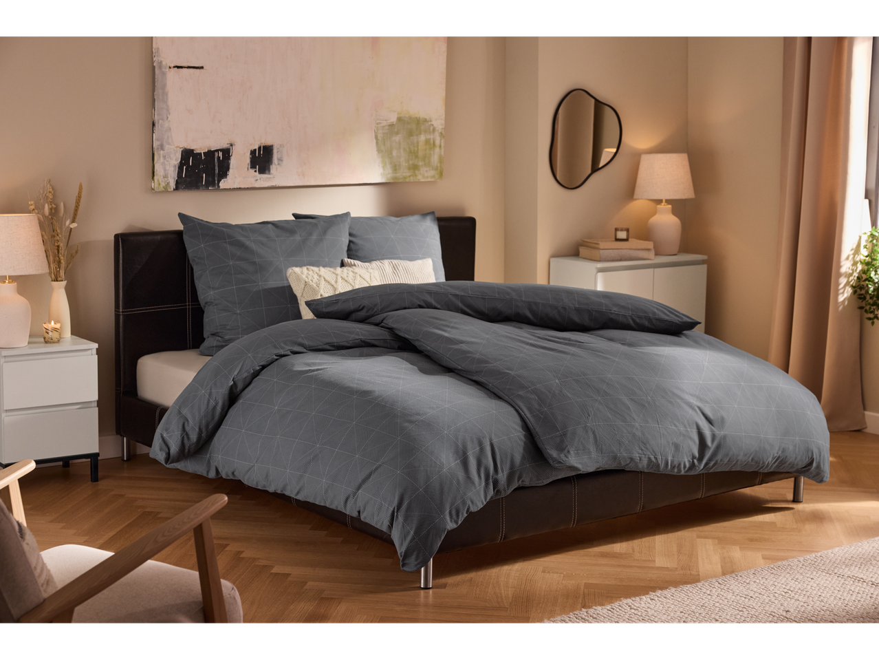 Graue Satin-Mikrofaser-Bettwäsche mit geometrischem Muster in einem modernen Schlafzimmer.