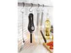 Accendino elettrico appeso a un gancio in cucina.