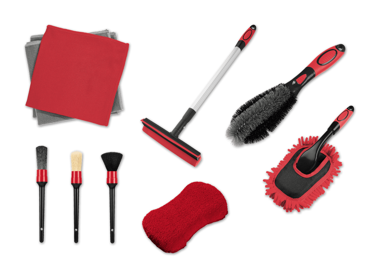 Set aus roten und grauen Mikrofasertüchern, Bürsten, Schwamm und Reinigungsgeräten.