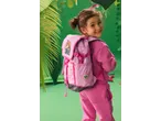 Menina de fato de treino rosa e mochila rosa com imagem de cão e texto 'WE'VE GOT DINOS TO SAVE!'