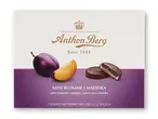 En æske Anthon Berg Mini Blomme i Madeira chokolade med billeder af blommer og chokolade.