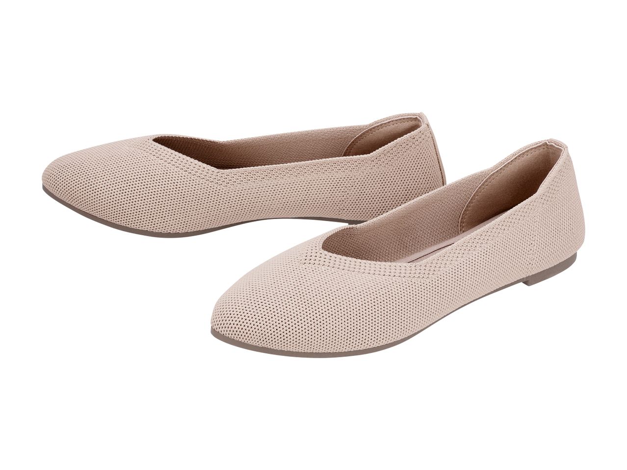 Et par beige strikkede ballerinasko med flad sål.