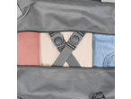 Mala de viagem ESMARA com roupas dobradas: t-shirt rosa, t-shirt bege e jeans azuis.