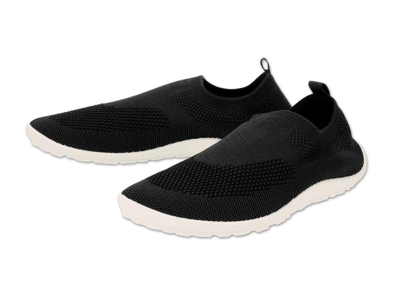 Ein Paar schwarze, gestrickte Slipper mit weißen Sohlen.