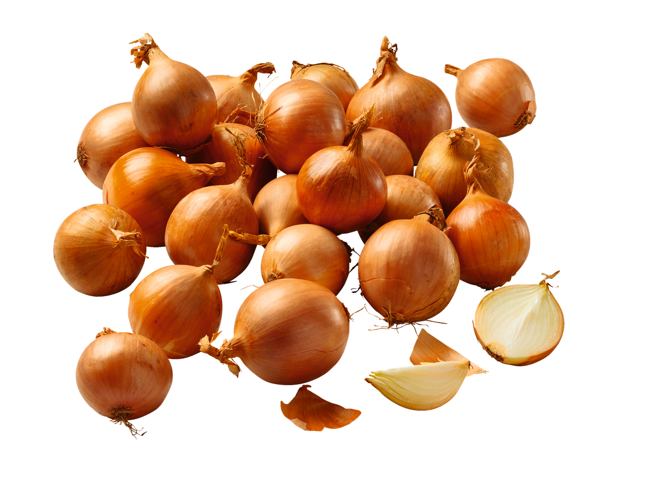 Uma pilha de cebolas castanho-douradas, algumas inteiras, uma cortada ao meio.