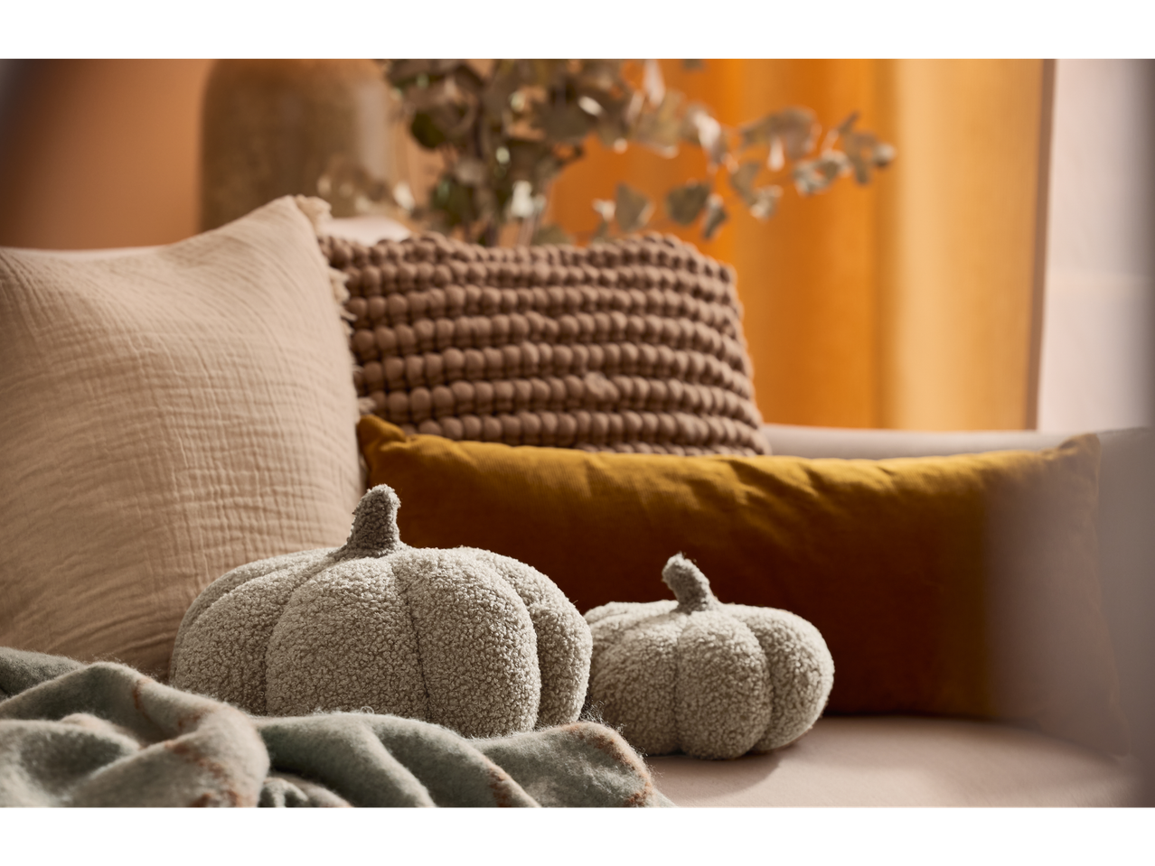 LIVARNO home decorative cushion set with pumpkin-shaped cushions and a throw.