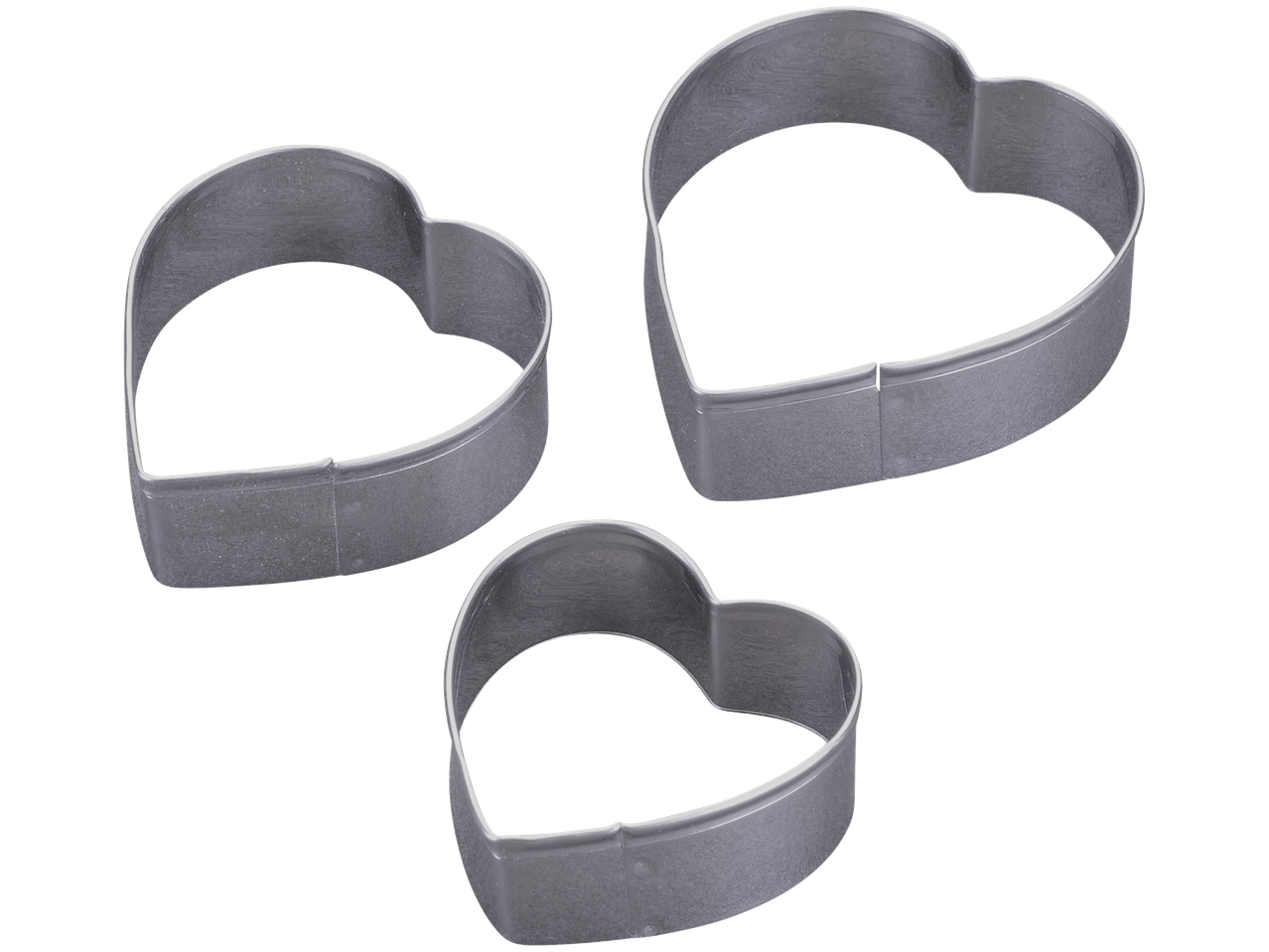 Trys širdies formos Zenker sausainių formelės, skirtingų dydžių, juodame fone.