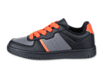 Schwarzer Sneaker mit orangenen Schnürsenkeln und grauen Akzenten.