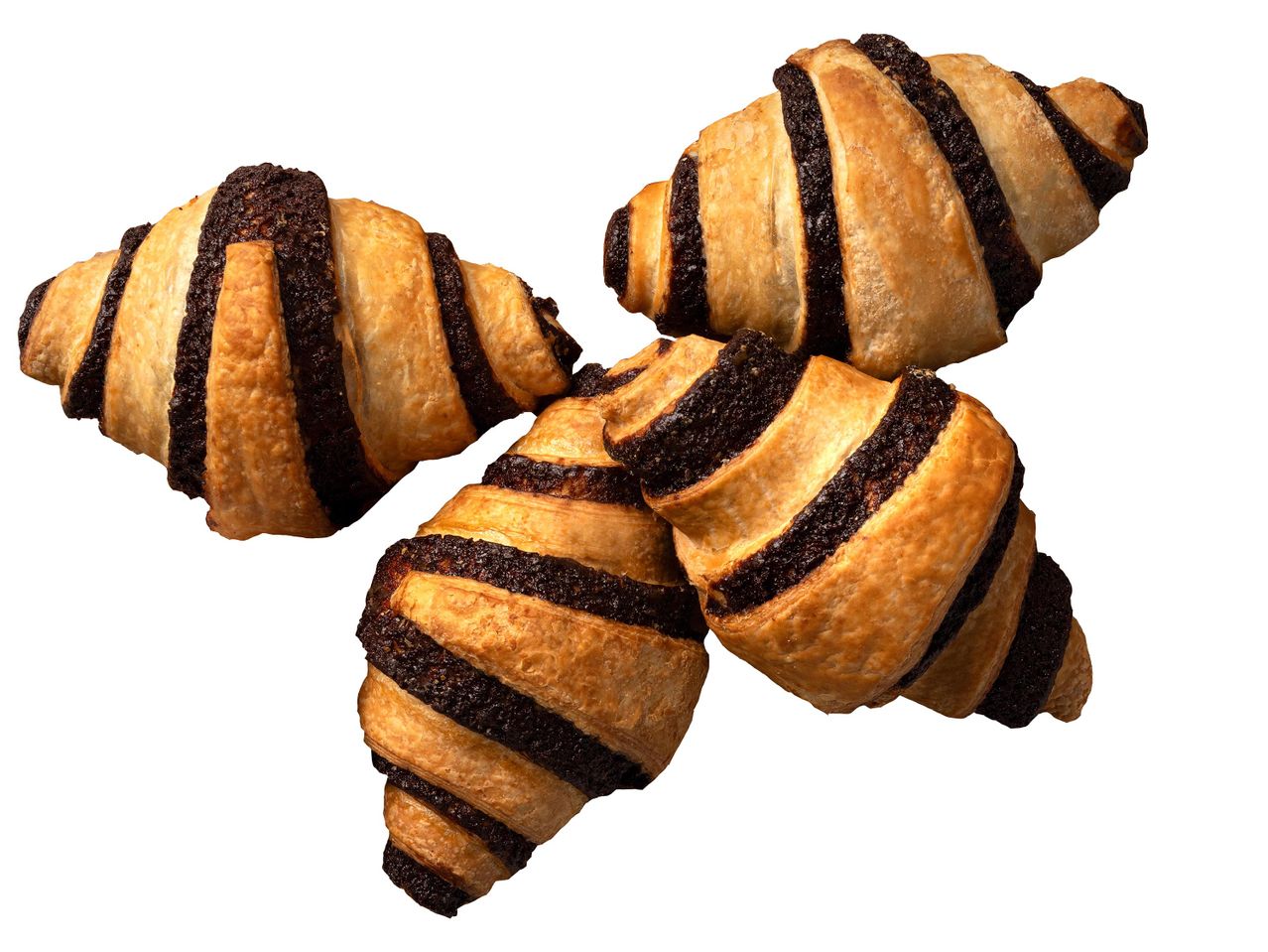 Négy csokoládés croissant fehér háttér előtt.