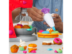 PLAY-DOH® Modellervoks: Criança a fazer doces coloridos com batedeira e ferramentas.