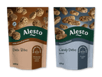 To poser med dadelprodukter: dadelbidder med kakao og peanuts, og kandiserede dadler med lakridssmag.