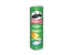 En dåse Pringles Sour Cream & Onion chips.