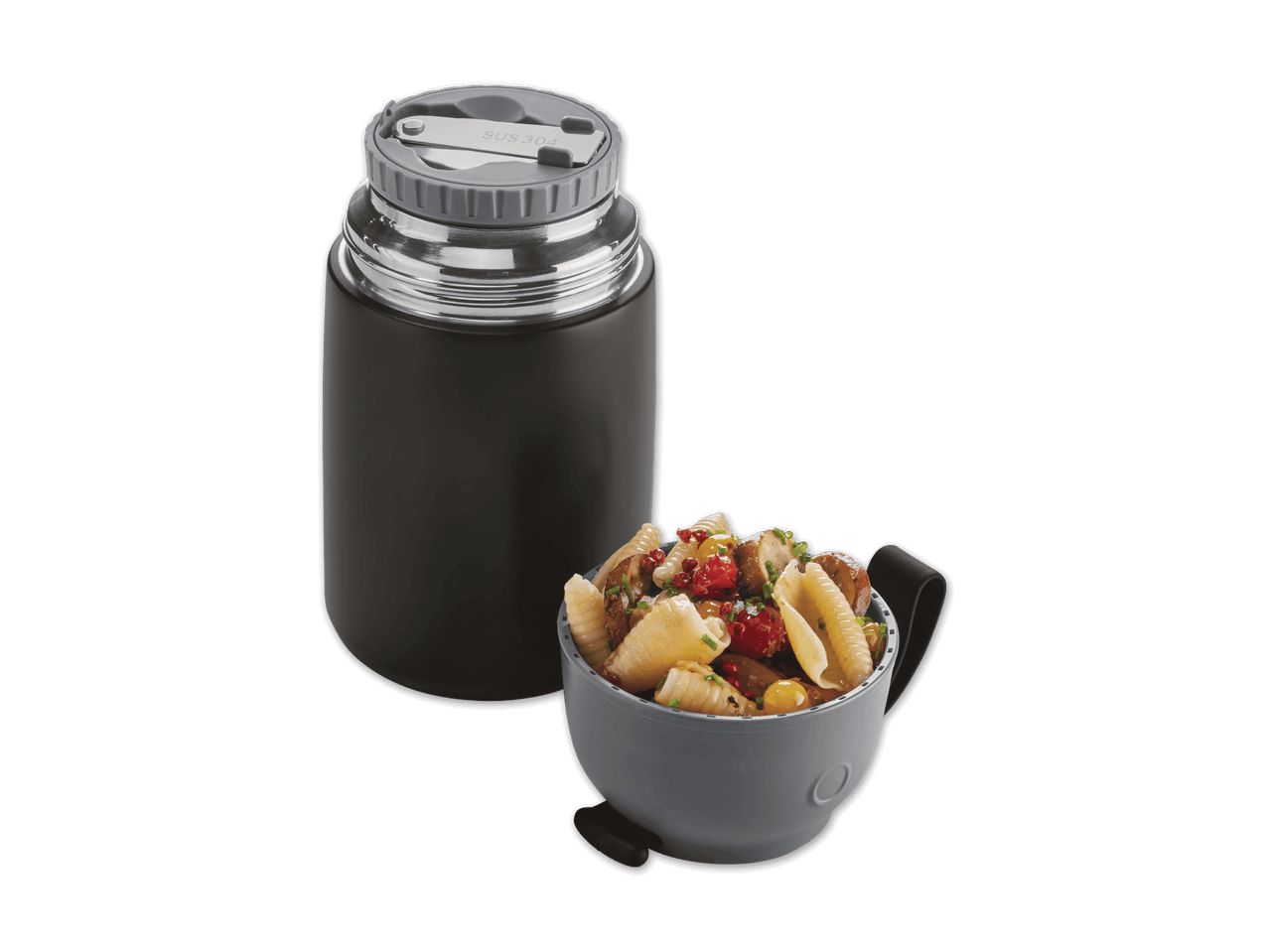 Thermosflasche und Schüssel mit Nudelsalat auf schwarzem Hintergrund.