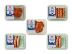 Fem pakker med forskellige udskæringer af marineret svinekød og pølser, herunder koteletter, nakkekoteletter, grillsticks og grillpølser.