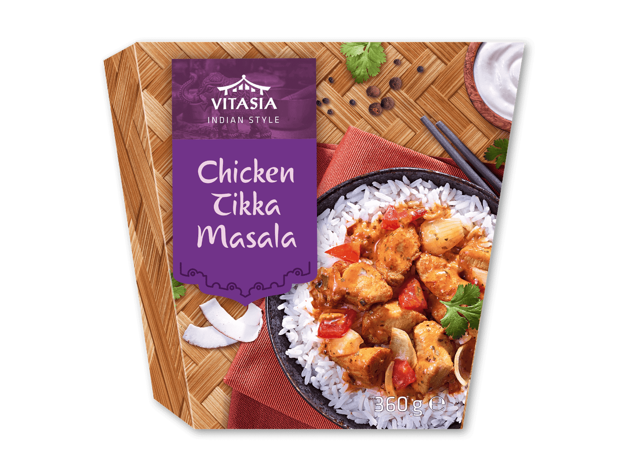 Kylling Tikka Masala med ris, kokosflager og koriander på en flettet måtte.