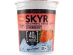 Milbona Skyr strawberry yogurt: fat-free, high in protein (40g).