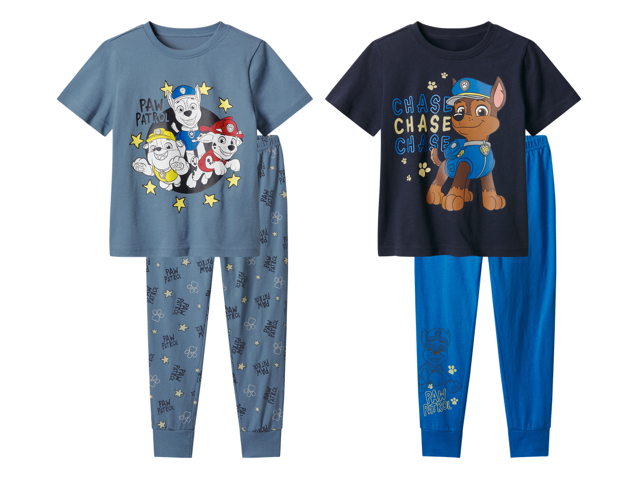 Dva kompleta dječjih pidžama s kratkim rukavima i dugim hlačama, s motivima pasa i natpisima.