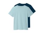 To ensfarvede T-shirts, en lyseblå og en mørkeblå, stablet oven på hinanden.